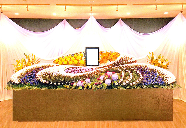 葬儀プラン48と葬儀プラン68の選べる生花祭壇がデザインが新しくグレードアップしました。